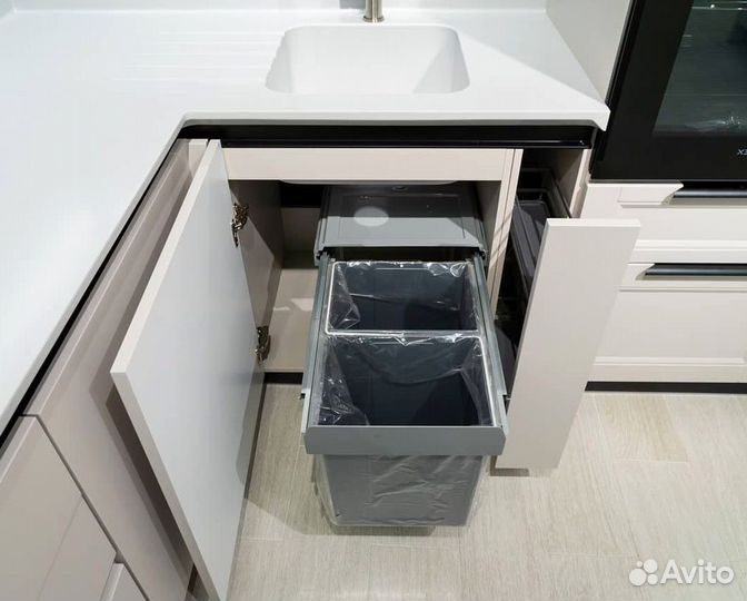 Угловая в потолок кухня на заказ