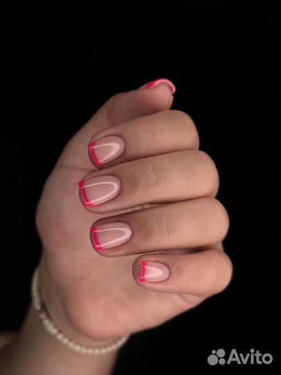 Маникюр и педикюр в салоне