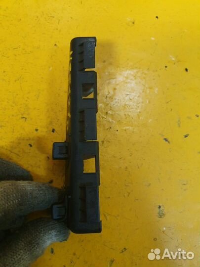 Кронштейн крепления заднего бампера правый NZE121