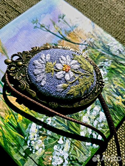 Брошь-кулон с вышивкой ручная работа