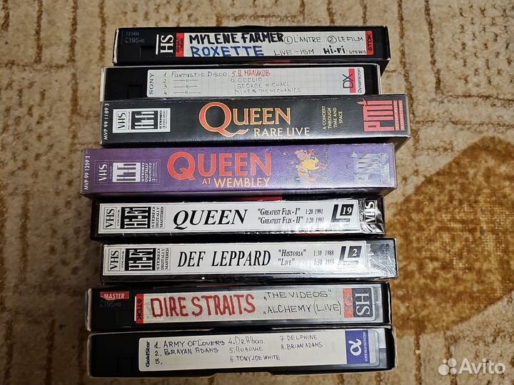 Видеокассеты с фильмами и музыкой