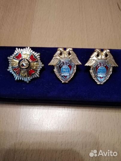 Значок лацканный авр