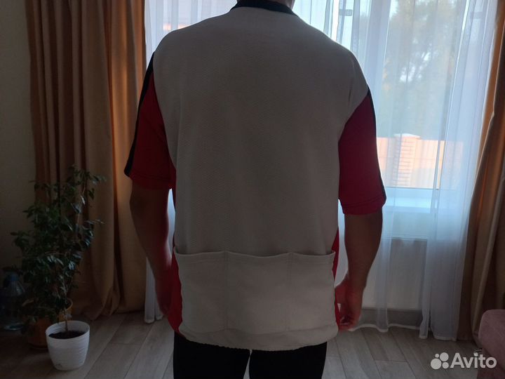 Футболка с задними карманами