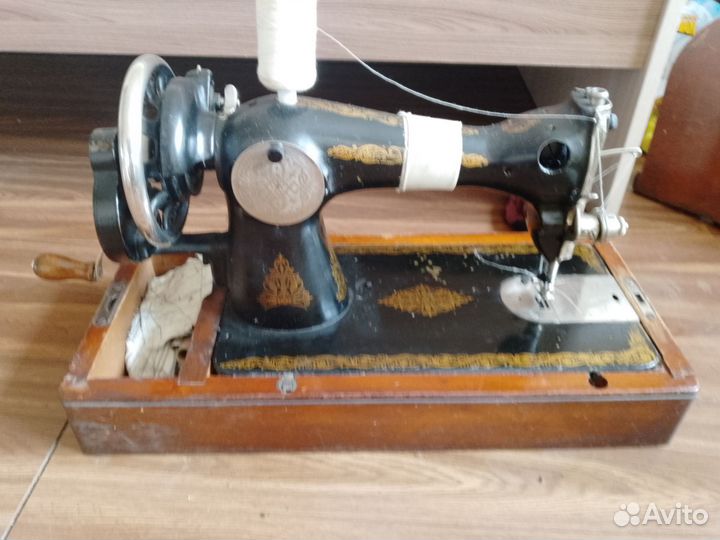 Машинка швейная ручная