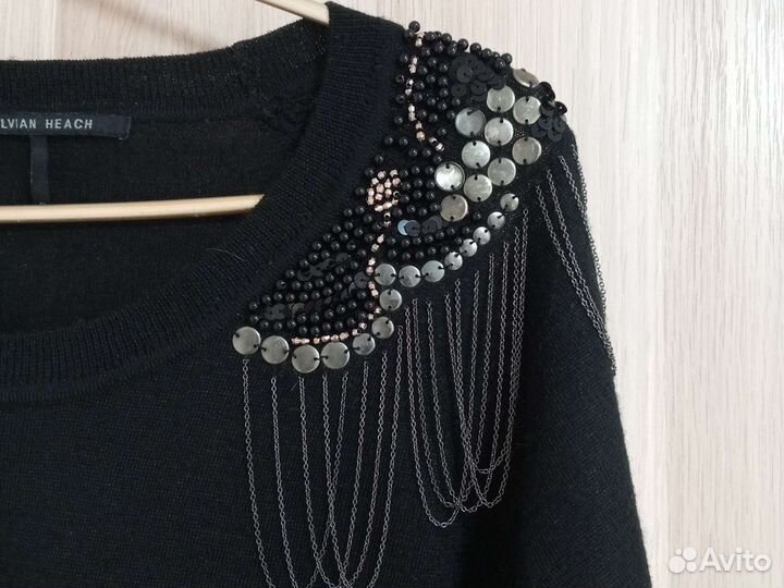 Кофта с красивой вышивков на плечах