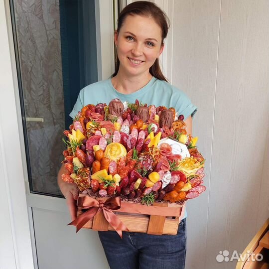 Колбасный мужской букет, корзина из сухофруктов