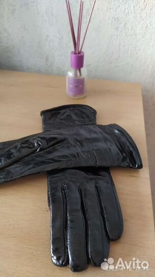 Лакированные перчатки