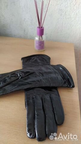 Лакированные перчатки