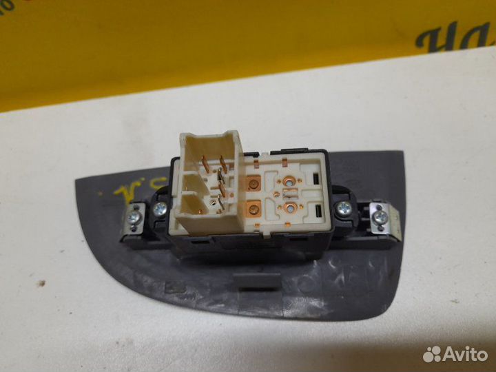 Блок управления стеклоподъемника задний левый