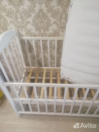 Детская кроватка с маятником