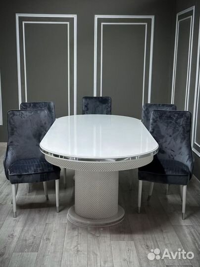 Стол и стулья в гостиную. В наличии