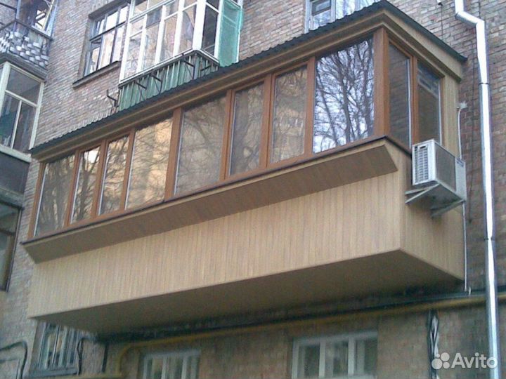 Балкон под дерево