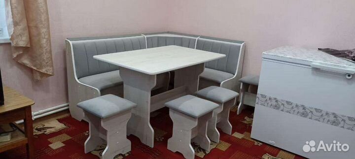 Кухонный уголок со столом и стульями