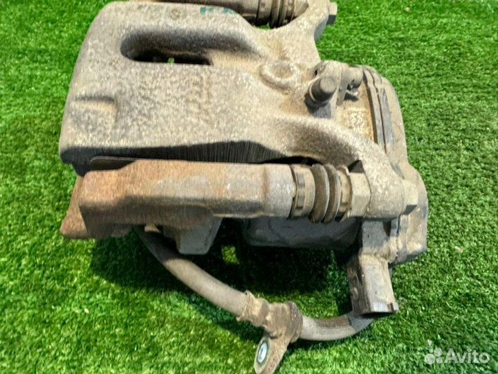 Суппорт тормозной задний правый Honda Vezel RU4