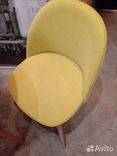 Стул в мягкой обивке, жёлтый