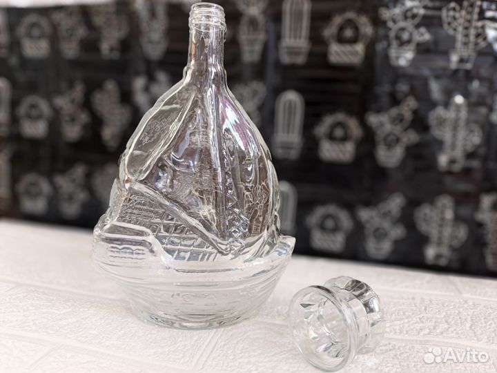 Графин стеклянный в форме корабля