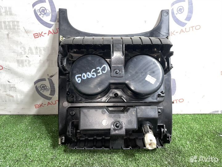 Нижняя накладка торпедо Cadillac Escalade GMT900