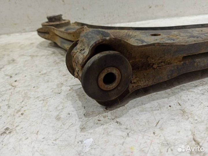 Рычаг передний левый нижний