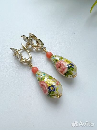 Серьги с японскими бусинами и кораллом в позолоте