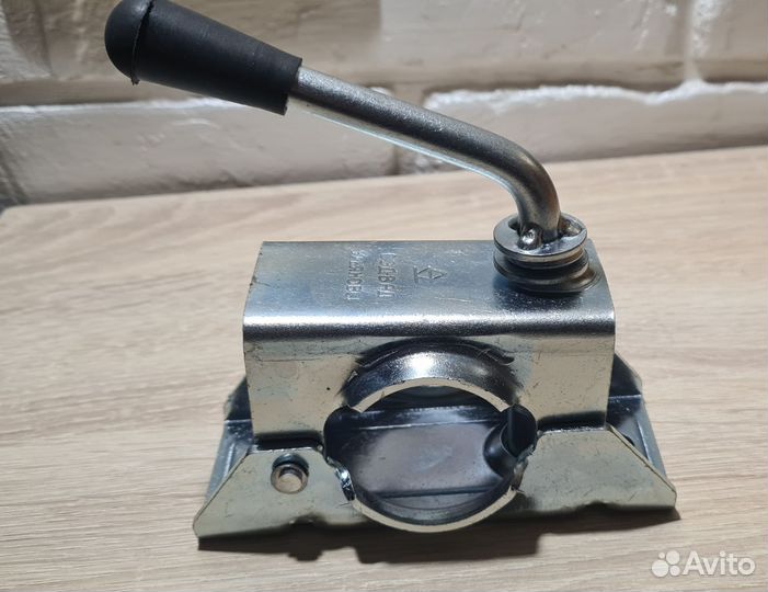 Хомут опорного колеса