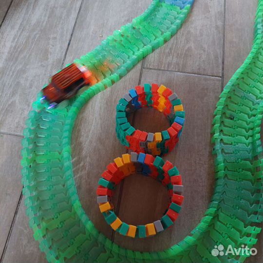 Гибкий трек в отличном состоянии с мостами и машин