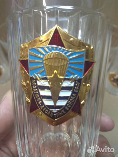 Коллекционные стаканы с металлической эмблемой