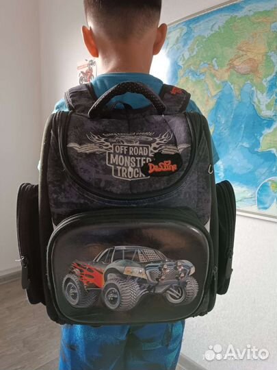 Ранец школьный для мальчика в отличном состояние