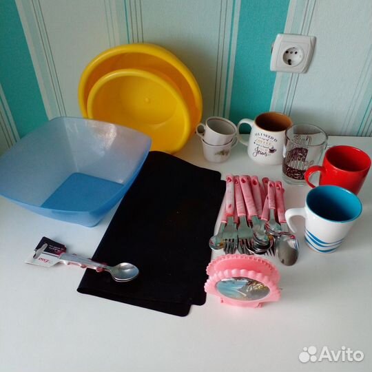 Салатник 3.2 л и 2.1л,кружки,салфетница,столовые