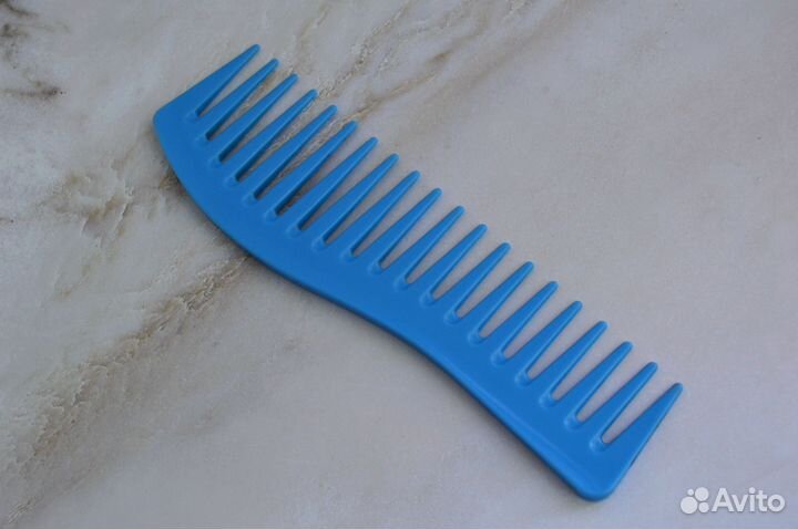 Расческа гребень изогнутая с широкими зубьям синяя
