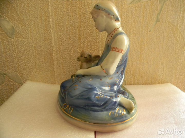 Статуэтка Аленушка с козленком.Старая гжель