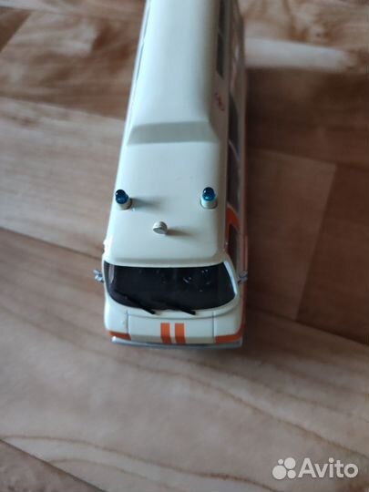 Модель ЗИЛ 118ка медицинская 1:43