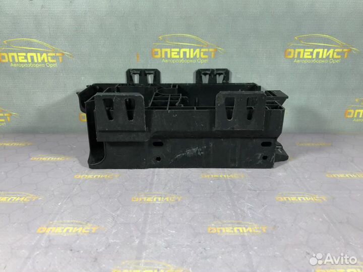 Крепление блока предохранителей Opel Astra J