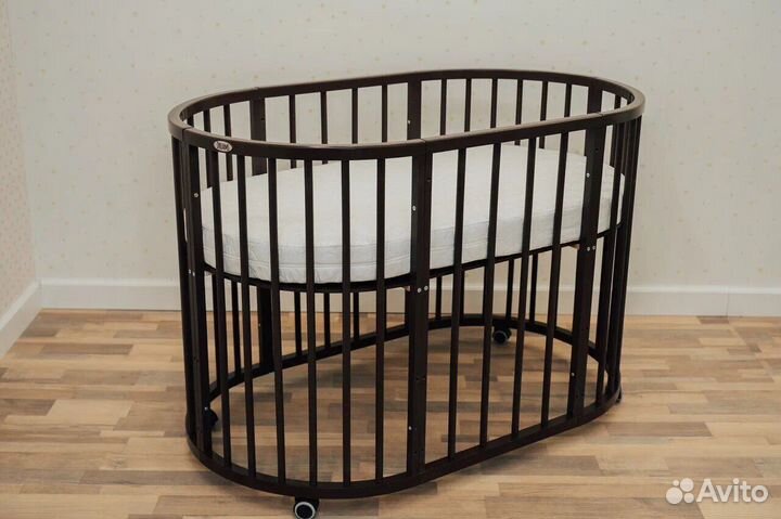 Детская кроватка с маятником