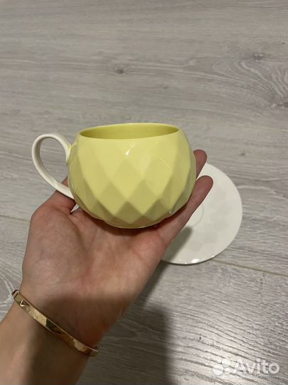 Фарфоровая чашка с блюдцем