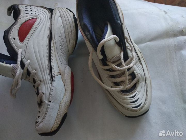 Кроссовки женские