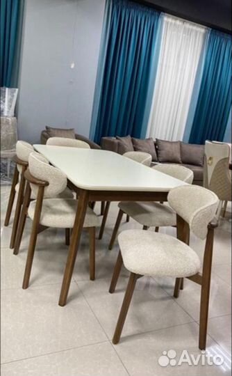 Стол и стулья в гостиную. В наличии