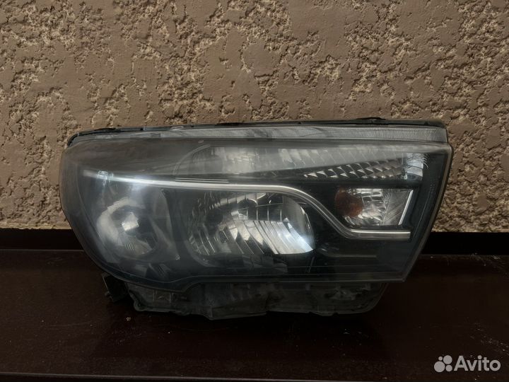 Фара передняя правая веста