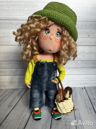 Кукла ручной работы с корзинкой