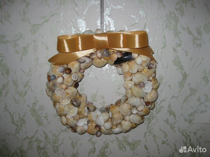 Венок из ракушек на дверь