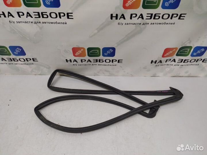 Уплотнительная резинка крышки багажника Toyota