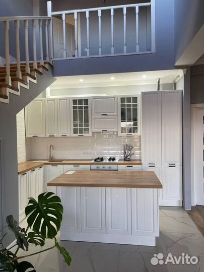 Белая кухня с островом