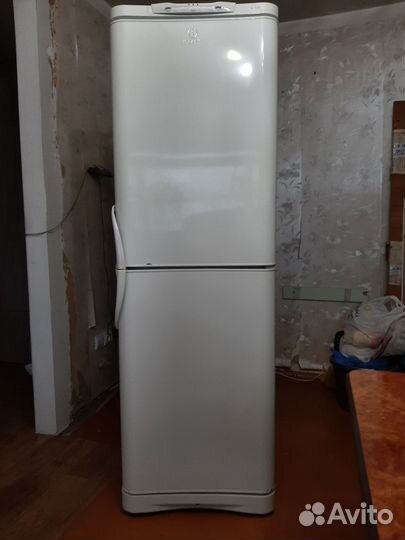 Продам холодильник indesit C236NFG.016