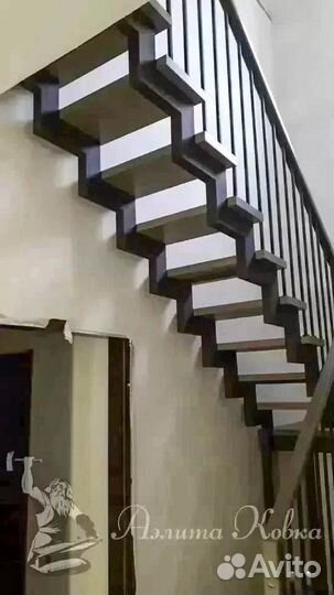 Металлическая лесьница на ломаных косоурах с перил