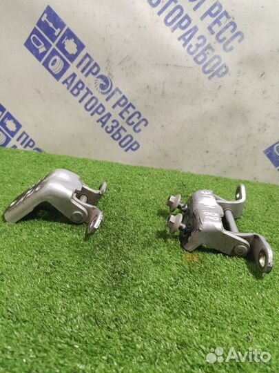 Петля двери задняя правая Nissan Tiida хэтчбек 1.6