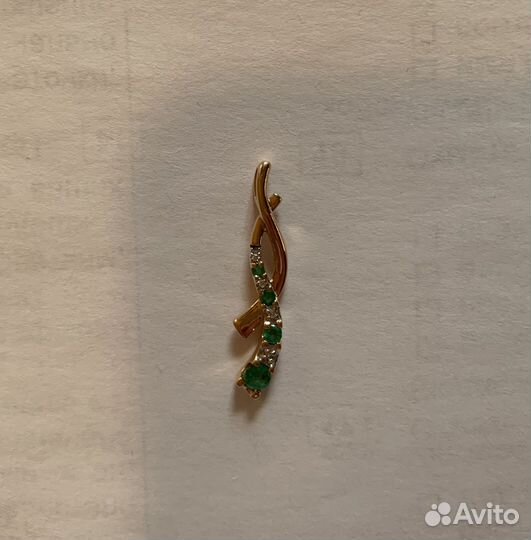Золотой кулон с изумрудами