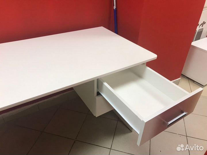 Стол офисный с выдвижными ящиками