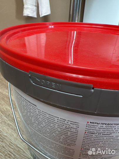 Непочатая банка клея универс. для напол. покр