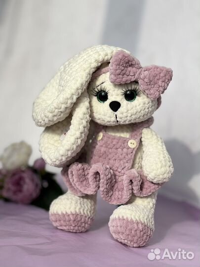 Вязанная игрушка Зайка из плюшевой пряжи