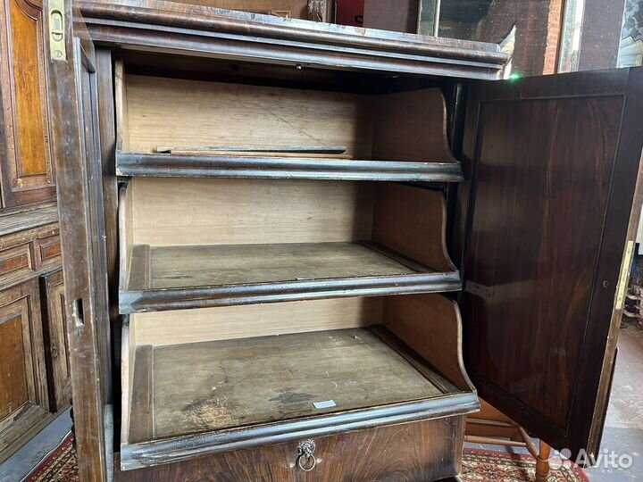 Старинный шкаф