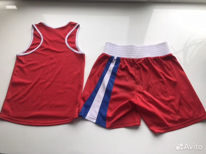 Боксерские перчатки и форма